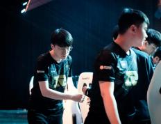 包含Uzi回归赛场，连败首场状态亮眼，加拿大队观众沸腾！的词条