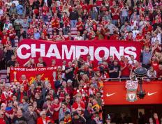 包含赛地聚焦——英超清晨热度飙升；西汉姆防线松动；话题不断；更衣室氛围转暖的词条