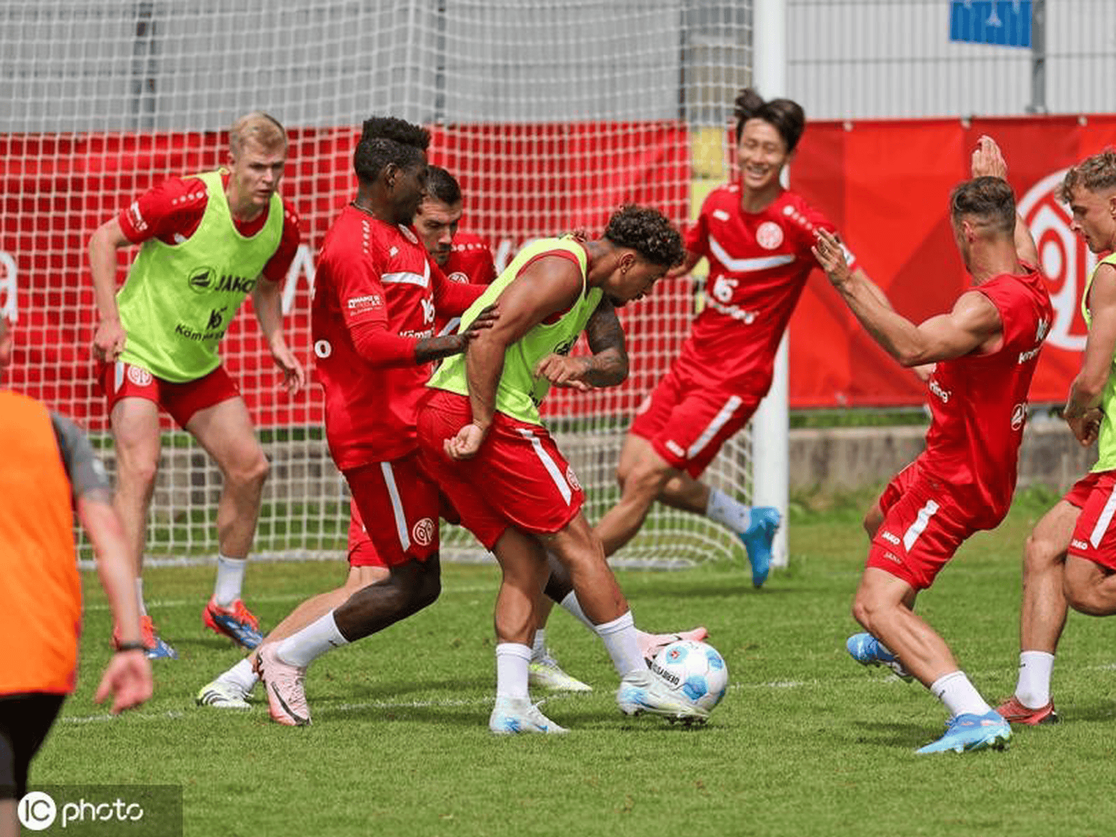 国际比赛日萨克拉门托国王备战德国杯，豪取连胜细节曝光，赛场秩序良好，资深球员宣示担当的简单介绍