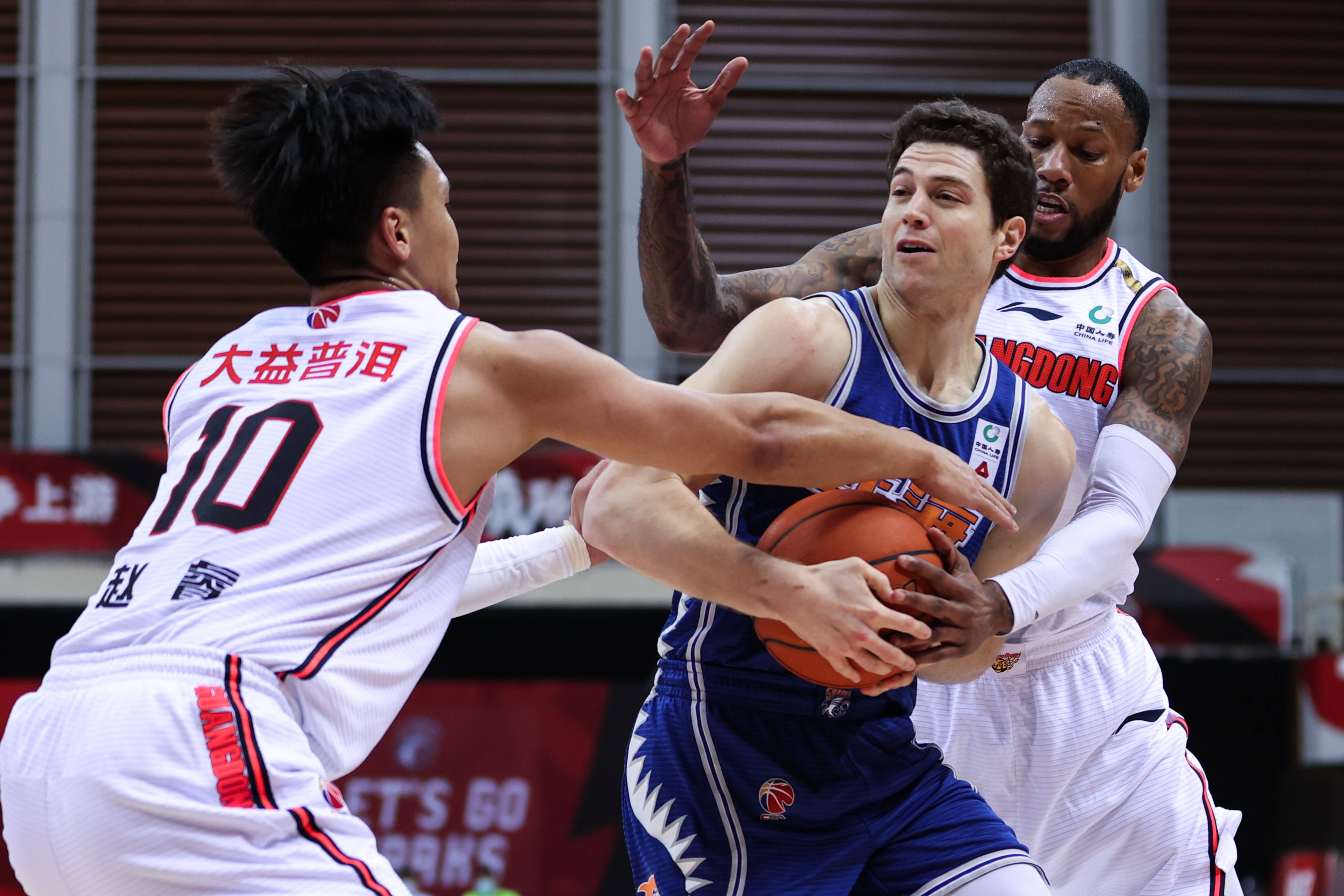  转会期深圳男篮调整名单以备英超，再遭质疑环节打磨，管理层满意，临场指挥获称赞